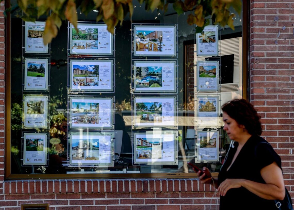 Archivo - Una mujer camina frente a un escaparate de anuncios de viviendas, a 4 de agosto de 2023, en Madrid (España).Ricardo Rubio - Europa Press - Archivo