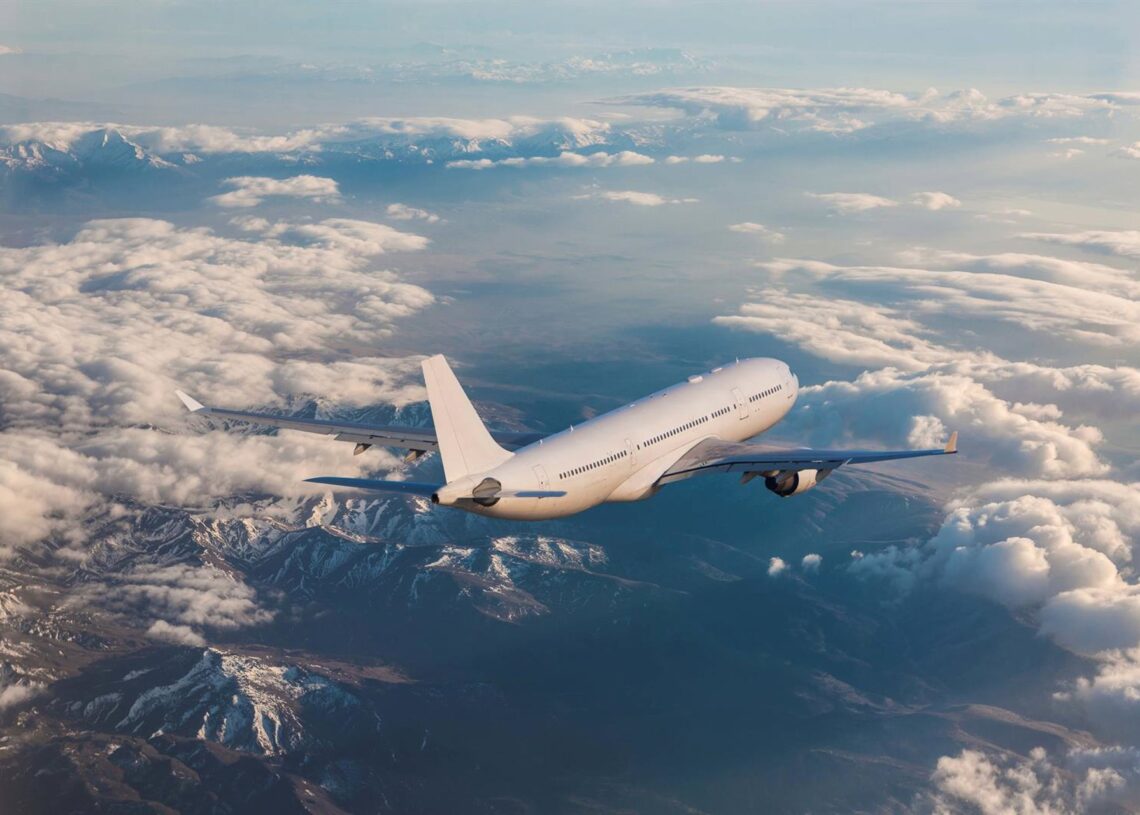 Archivo - Un avión volando.INDRA - Archivo