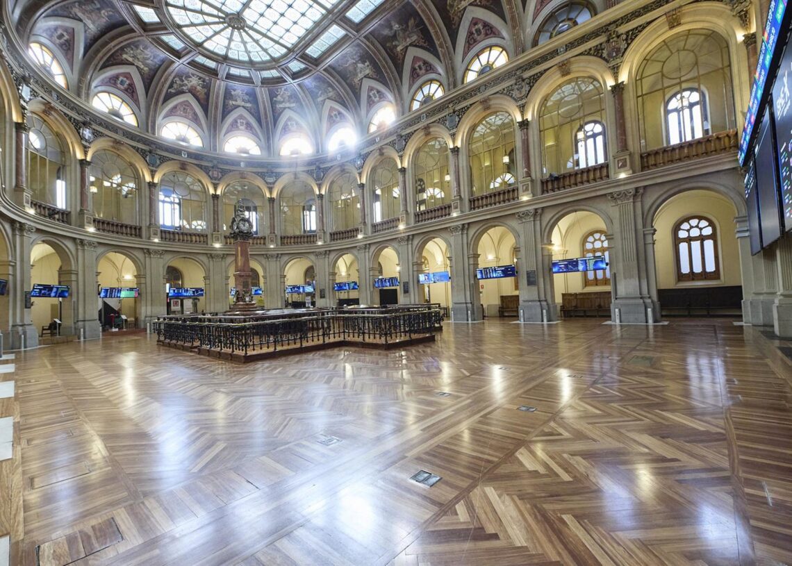 Archivo - Varios paneles del Ibex 35 en el Palacio de la Bolsa, a 1 de septiembre de 2023, en Madrid (España).Jesús Hellín - Europa Press - Archivo