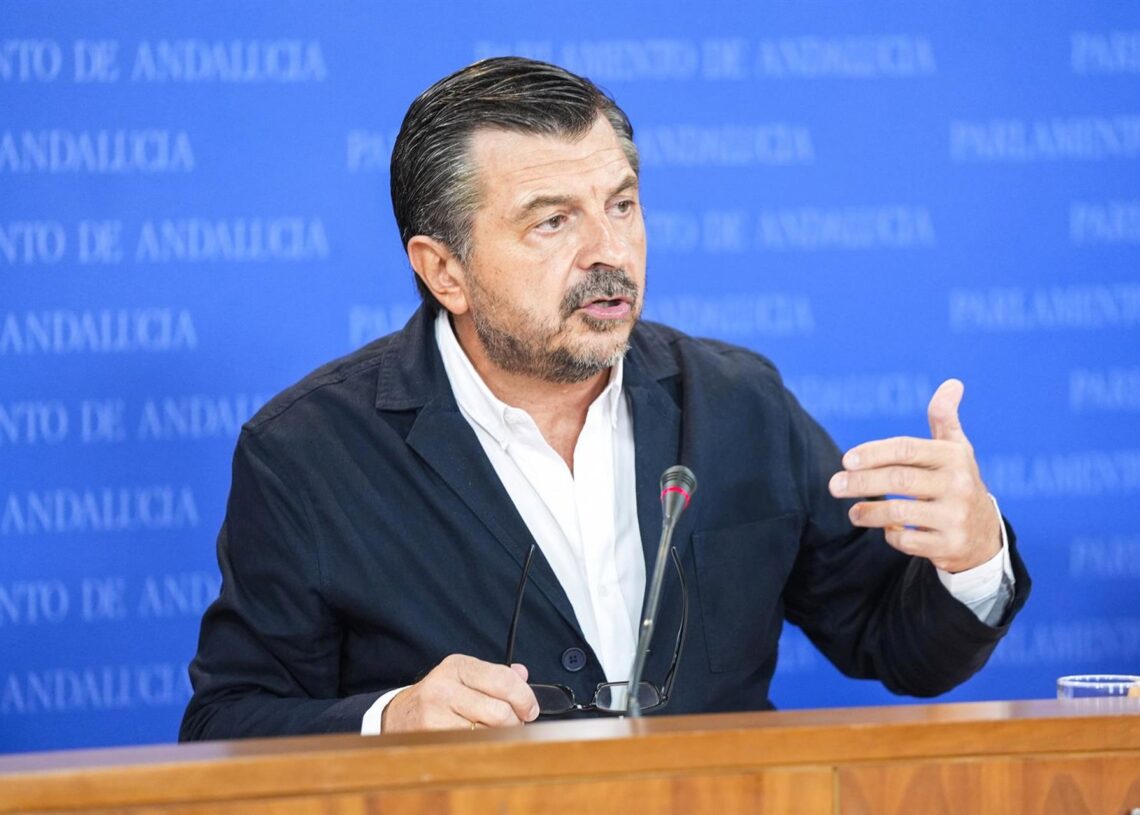 El portavoz del Grupo Parlamentario Popular, Toni Martín, durante la ronda de ruedas de prensa de portavoces de los grupos parlamentarios en el Parlamento de Andalucía, a 1 de octubre de 2025 en Sevilla (Andalucía, España). Los portavoces de los grupos paJoaquin Corchero - Europa Press