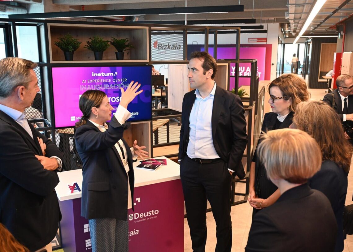 El ministro de Economía, Comercio y Empresa, Carlos Cuerpo (c), visita la incubadora de empresas del B Accelerator Tower, a 1 de octubre de 2025, en Bilbao,BizkaiaDavid de Haro - Europa Press