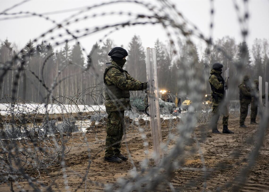 Archivo - Imagen de archivo de varios militares en la frontera de Polonia.Attila Husejnow/SOPA Images via  / DPA - Archivo