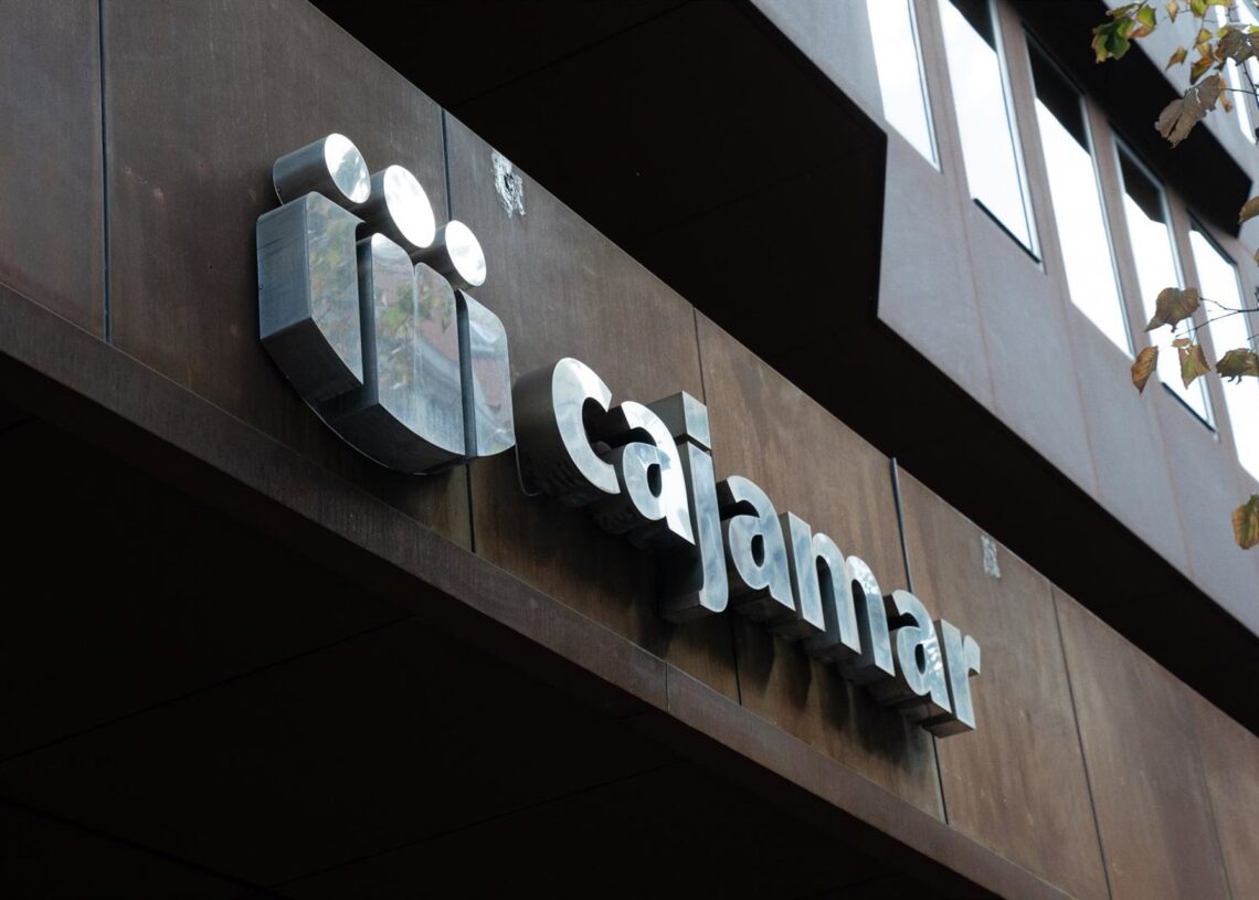 Archivo - Fachada del banco Cajamar Caja Rural, a 4 de octubre de 2024, en Barcelona, Catalunya (España). La banca española ha logrado una rentabilidad del 13,8% en el segundo trimestre del año, casi un 1% más que en el primero, que alcanzó el 12,28%, y lDavid Zorrakino - Europa Press - Archivo