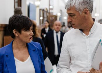 La ministra de Vivienda, Isabel Rodríguez y el diputado de EH Bildu Oskar Matute durante un pleno en el Congreso de los Diputados, a 10 de septiembre de 2025, en Madrid (España).Carlos Luján - Europa Press