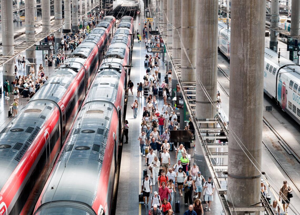Archivo - Varias personas en los uno de los andenes de la estación Puerta de Atocha-Almudena GrandesCarlos Luján - Europa Press - Archivo
