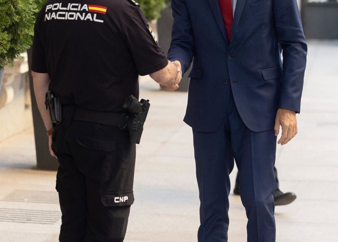 Un agente de Policía Nacional saluda al presidente del Gobierno, Pedro Sánchez, a su llegada a una sesión de control en el Congreso de los Diputados, a 17 de septiembre de 2025, en Madrid (España).Eduardo Parra - Europa Press