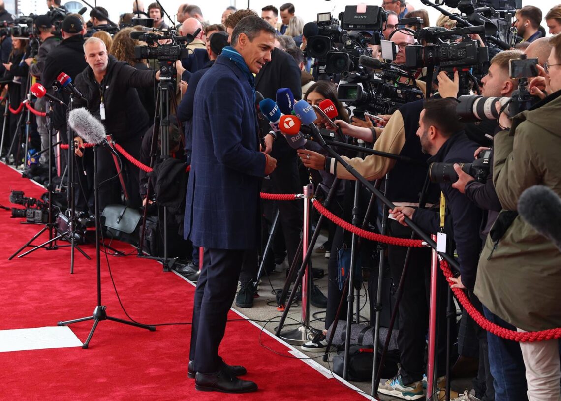 El presidente del Gobierno, Pedro Sánchez, atiende a los medios a su llegada a la Reunión informal de Jefes de Estado y de Gobierno de la Unión Europea, en Copenhague (Dinamarca).Pool Moncloa/Fernando Calvo