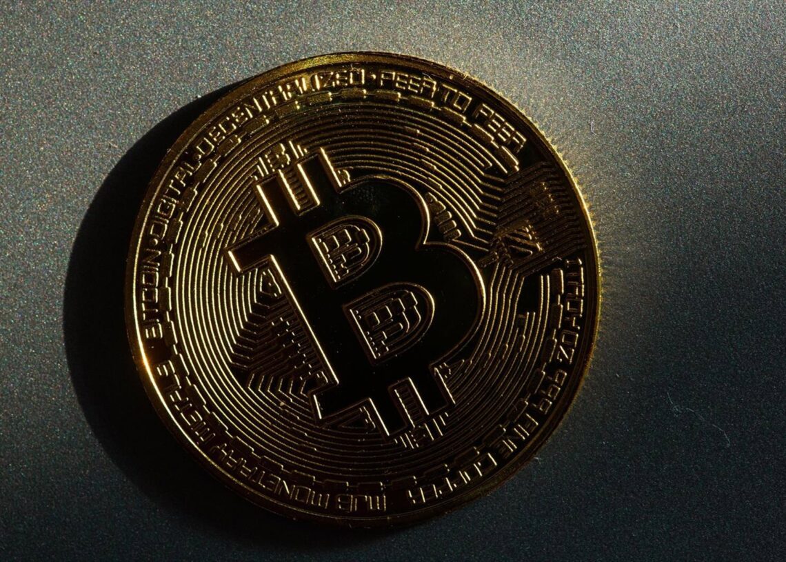Archivo - (Foto de ARCHIVO) FILED - 05 March 2022, Berlin: A coin bearing the logo of the bitcoin cryptocurrency lies on a table. Photo: Fernando Gutierrez-Juarez/dpa-Zentralbild/dpa  05/3/2022 ONLY FOR USE IN SPAINDPA VÍA EUROPA PRESS - Archivo