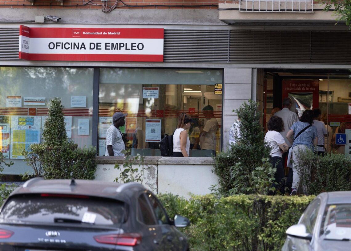 Archivo - Varias personas hacen cola en una oficina del SEPE.Eduardo Parra - Europa Press - Archivo