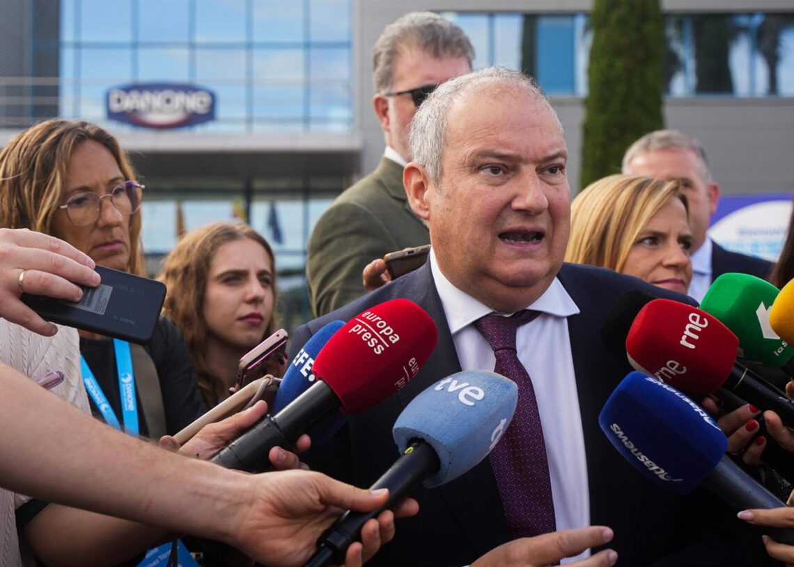 El ministro de Industria y Turismo, Jordi Hereu, atiende a los medios durante la inauguración del Hub de Innovación Aldaia 'Ciencia e innovación para alimentar el futuro', a 25 de septiembre de 2025, en Aldaia, Valencia, Comunidad Valenciana (España).Jorge Gil - Europa Press