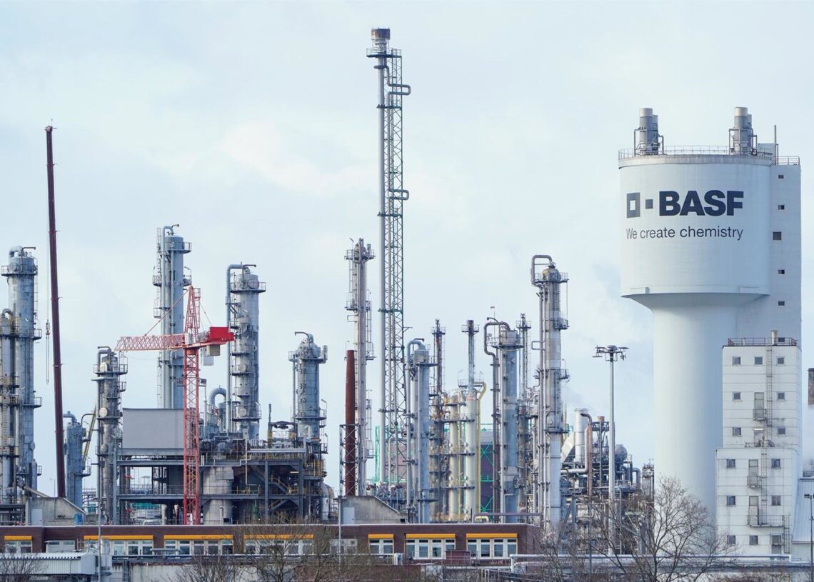 Archivo - FILED - 20 February 2024, Rheinland-Pfalz, Ludwigshafen: The lettering "BASF" is displayed on an industrial plant on the site of the chemical company BASF. Photo: Uwe Anspach/dpaUwe Anspach/dpa - Archivo