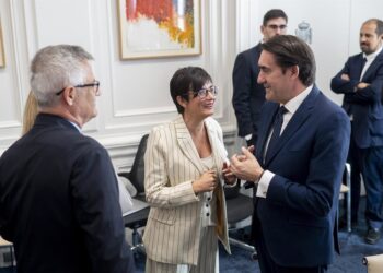 La ministra de Vivienda y Agenda Urbana, Isabel Rodríguez (c), y el consejero de Medio Ambiente, Vivienda y Ordenación del Territorio, Juan Carlos Suárez-Quiñones (d), durante la Conferencia Sectorial de Vivienda y Agenda Urbana.Alberto Ortega - Europa Press