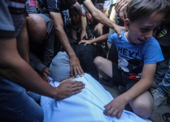 Familiares de un palestino muerto por un ataque del Ejército de Israel contra la Franja de Gaza junto a su cadáver en el Hospital Mártires de Al Aqsa, en Deir al Balá (archivo)Europa Press/Contacto/Omar Ashtawy