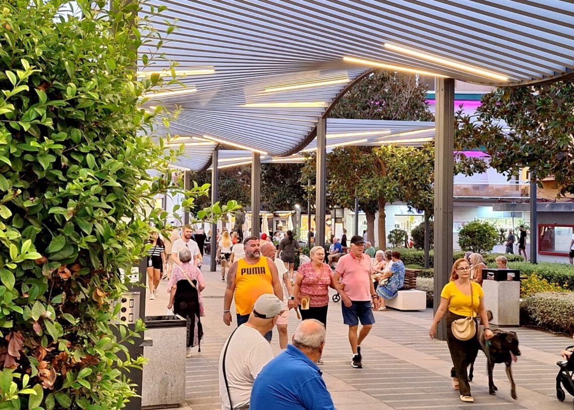 Vecinos y turistas pasean por la plaza Costa del Sol, en el centro urbano de Torremolinos.AYUNTAMIENTO DE TORREMOLINOS