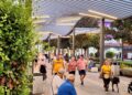 Vecinos y turistas pasean por la plaza Costa del Sol, en el centro urbano de Torremolinos.AYUNTAMIENTO DE TORREMOLINOS