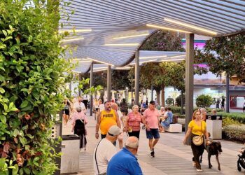 Vecinos y turistas pasean por la plaza Costa del Sol, en el centro urbano de Torremolinos.AYUNTAMIENTO DE TORREMOLINOS