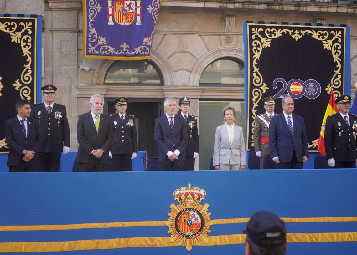El ministro del Interior, Fernando Grande-Marlaska (4i), preside el acto central del Día de la Policía, a 2 de octubre de 2025, en Vigo, Pontevedra, Galicia (España). Javier Vázquez - Europa Press