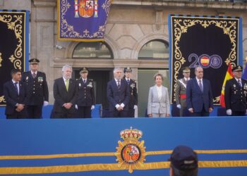 El ministro del Interior, Fernando Grande-Marlaska (4i), preside el acto central del Día de la Policía, a 2 de octubre de 2025, en Vigo, Pontevedra, Galicia (España). Javier Vázquez - Europa Press