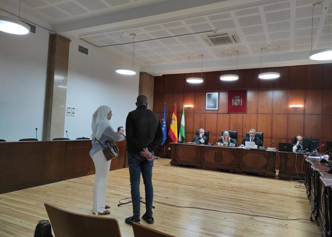 El acusado declarando ante el tribunal  asistido por una intérpreteEUROPA PRESS