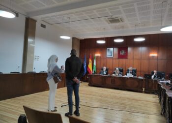 El acusado declarando ante el tribunal  asistido por una intérpreteEUROPA PRESS