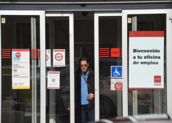 Archivo - Un hombre sale de una oficina de empleoGustavo Valiente - Europa Press - Archivo