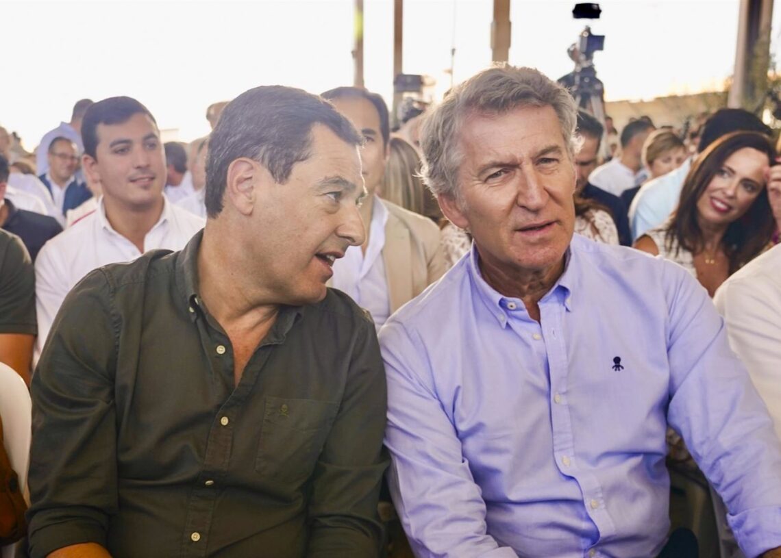 El presidente del PP, Alberto Núñez Feijóo ,(d) junto al presidente de la Junta de Andalucía, Juanma Moreno, (i) en Alhaurín el Grande, a 12 de septiembre de 2025 en Málaga (Andalucía, España). Málaga)Álex Zea - Europa Press