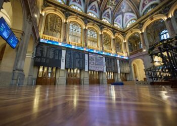 Archivo - Varios paneles del Ibex 35 en el Palacio de la Bolsa, a 4 de enero de 2023, en Madrid (España). Jesús Hellín - Europa Press - Archivo