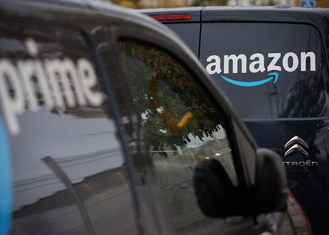 Archivo - Dos furgonetas de reparto de Amazon.Alejandro Martínez Vélez - Europa Press - Archivo