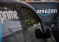 Archivo - Dos furgonetas de reparto de Amazon.Alejandro Martínez Vélez - Europa Press - Archivo