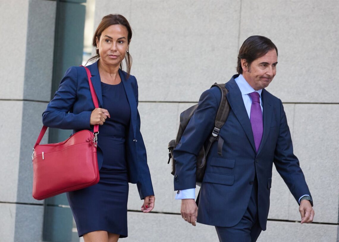 Archivo - La expresidenta de Adif Isabel Pardo de Vera (i), a su llegada a declarar, junto a su abogado, como imputada por el ‘caso Koldo’ en la Audiencia Nacional, a 21 de julio de 2025, en Madrid (España).Jesús Hellín - Europa Press - Archivo