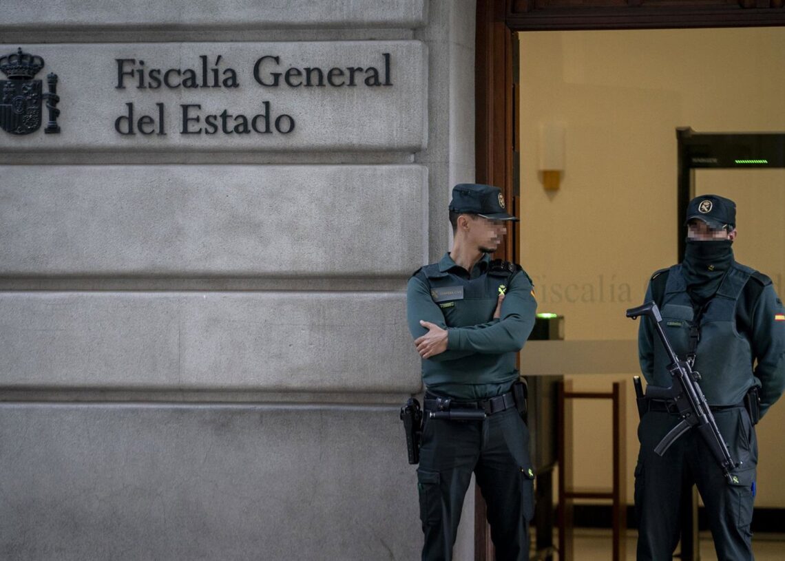 Archivo - Dos agentes de la Guardia Civil en la Fiscalía General del EstadoA. Pérez Meca - Europa Press - Archivo
