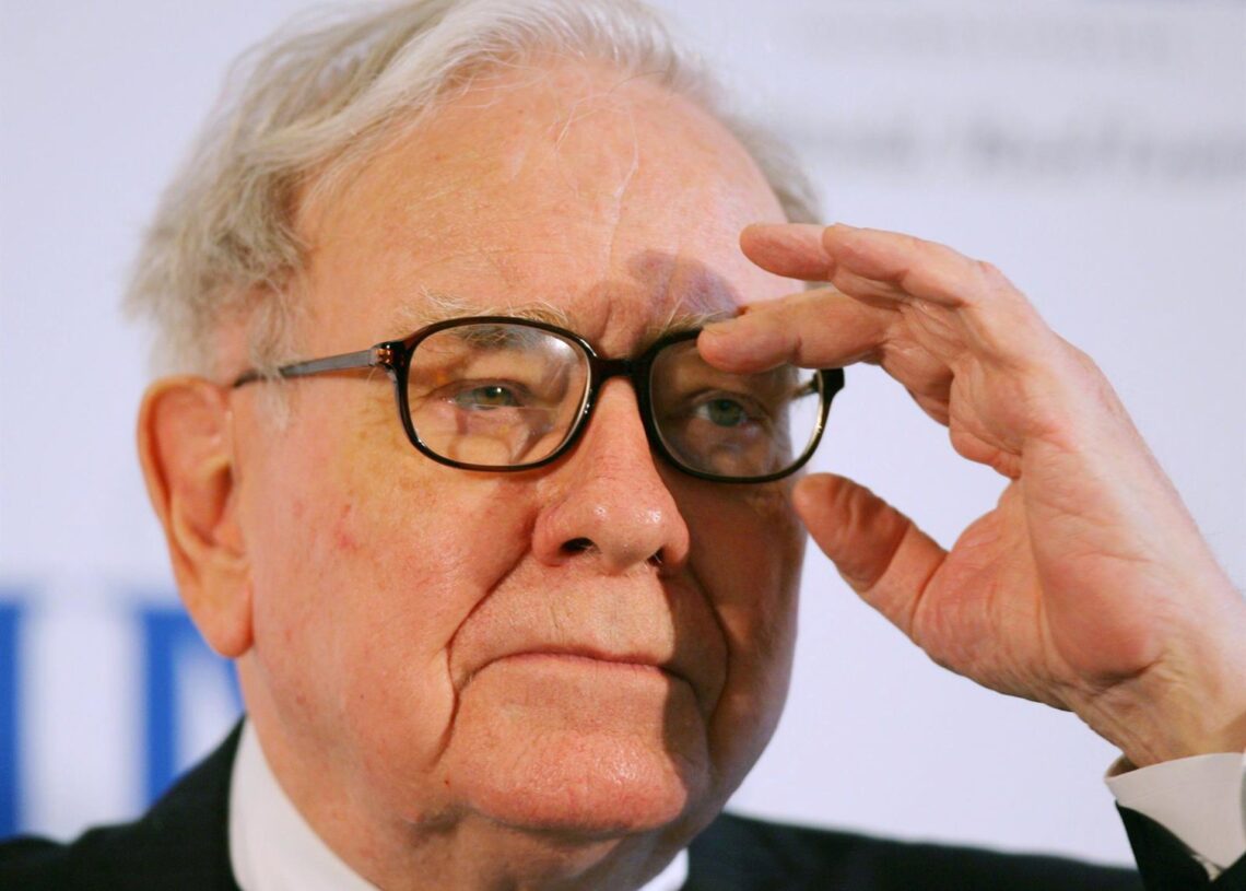Archivo - FILED - 19 May 2008, Frankfurt Am Main: US investor Warren Buffet attends a press conference. US investor Warren Buffett's holding company Berkshire Hathaway reported a record cash pile of $325.2 billion in the third quarter as the company sold Arne Dedert/dpa - Archivo