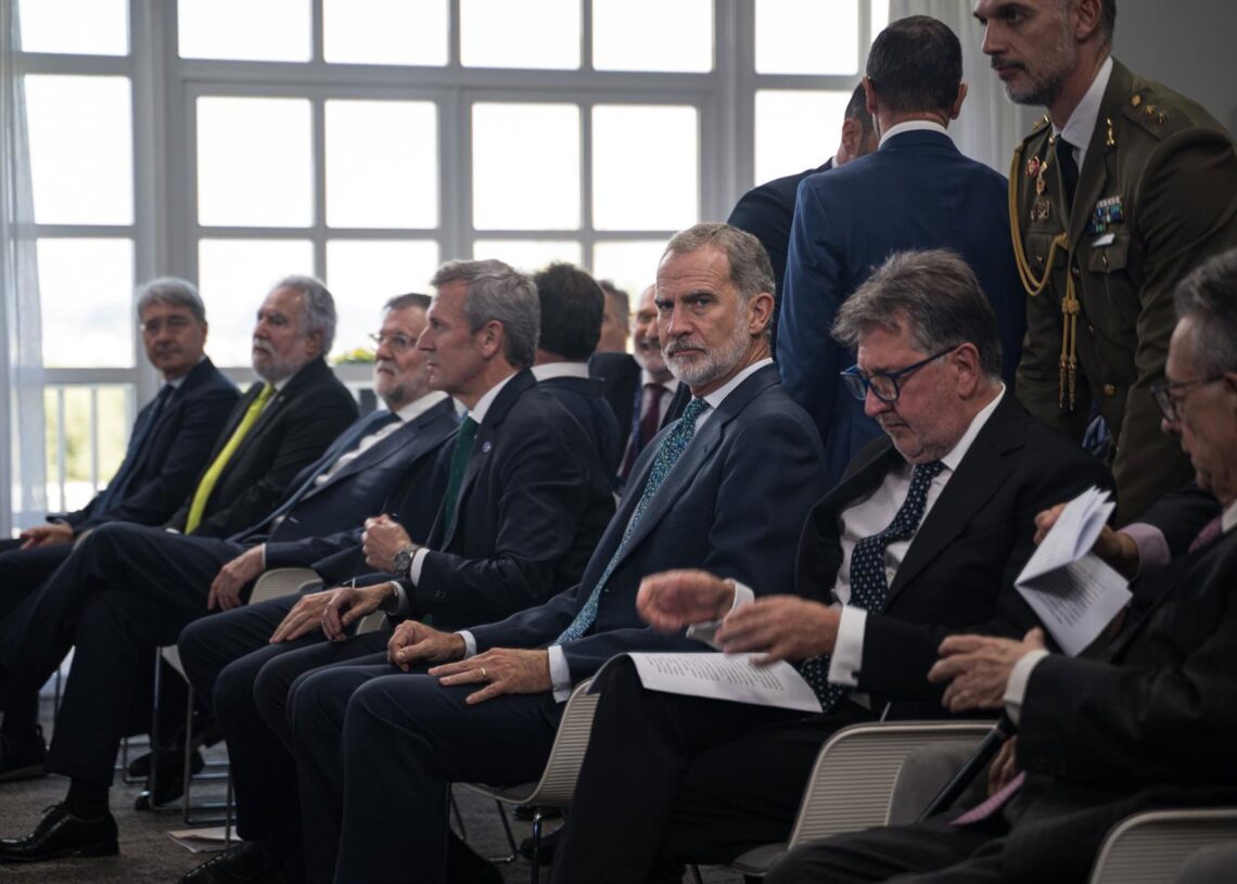 El Rey Felipe VI (c) durante la inauguración del 'Foro La Toja - Vínculo Atlántico', en el Eurostars Gran Hotel La Toja, a 2 de octubre de 2025, en O Grove, Pontevedra, Galicia (España). Elena Fernández - Europa Press