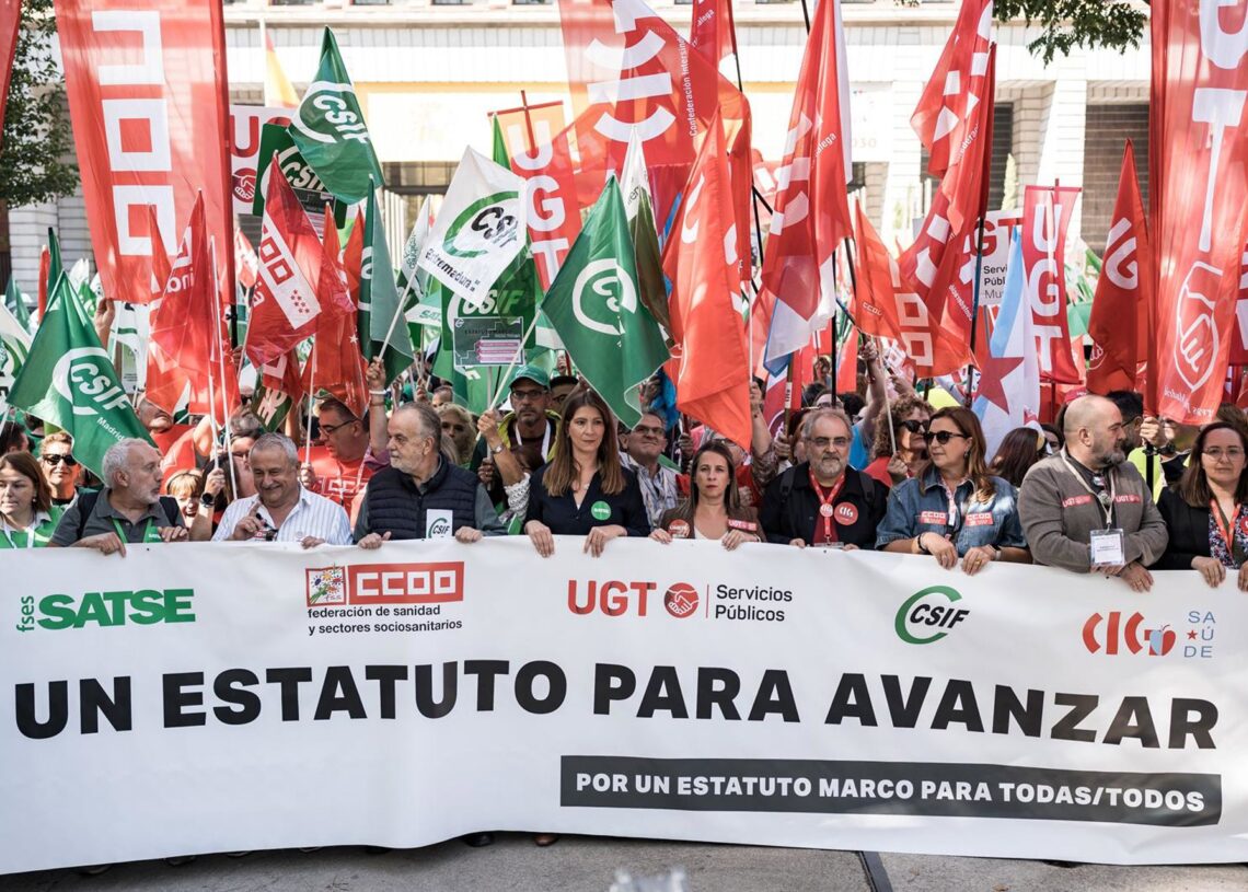 Personal sanitario durante una concentración para exigir la aprobación de un nuevo Estatuto Marco, frente al Ministerio de Sanidad, a 1 de octubre de 2025, en Madrid (España).Diego Radamés - Europa Press