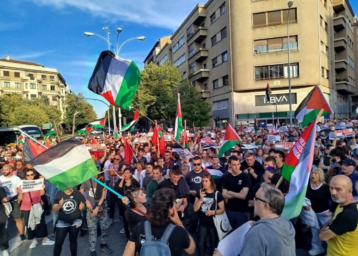 Cortan el tráfico en la plaza de Merindades de Pamplona en solidaridad con la flotilla de apoyo a Gaza.EUROPA PRESS