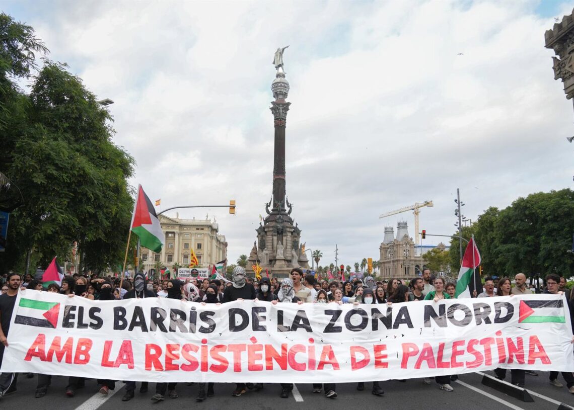 Cientos de personas durante la concentración en apoyo a la Global Sumud Flotilla, en la Plaza de la Carbonera de Barcelona.David Zorrakino - Europa Press