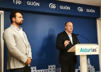El secretario general del PP, Miguel Tellado (dcha), acompañado del presidente del PP asturiano, Álvaro Queipo, interviene en la sede del PP gijonés ante responsables del partido regionales y locales.PP