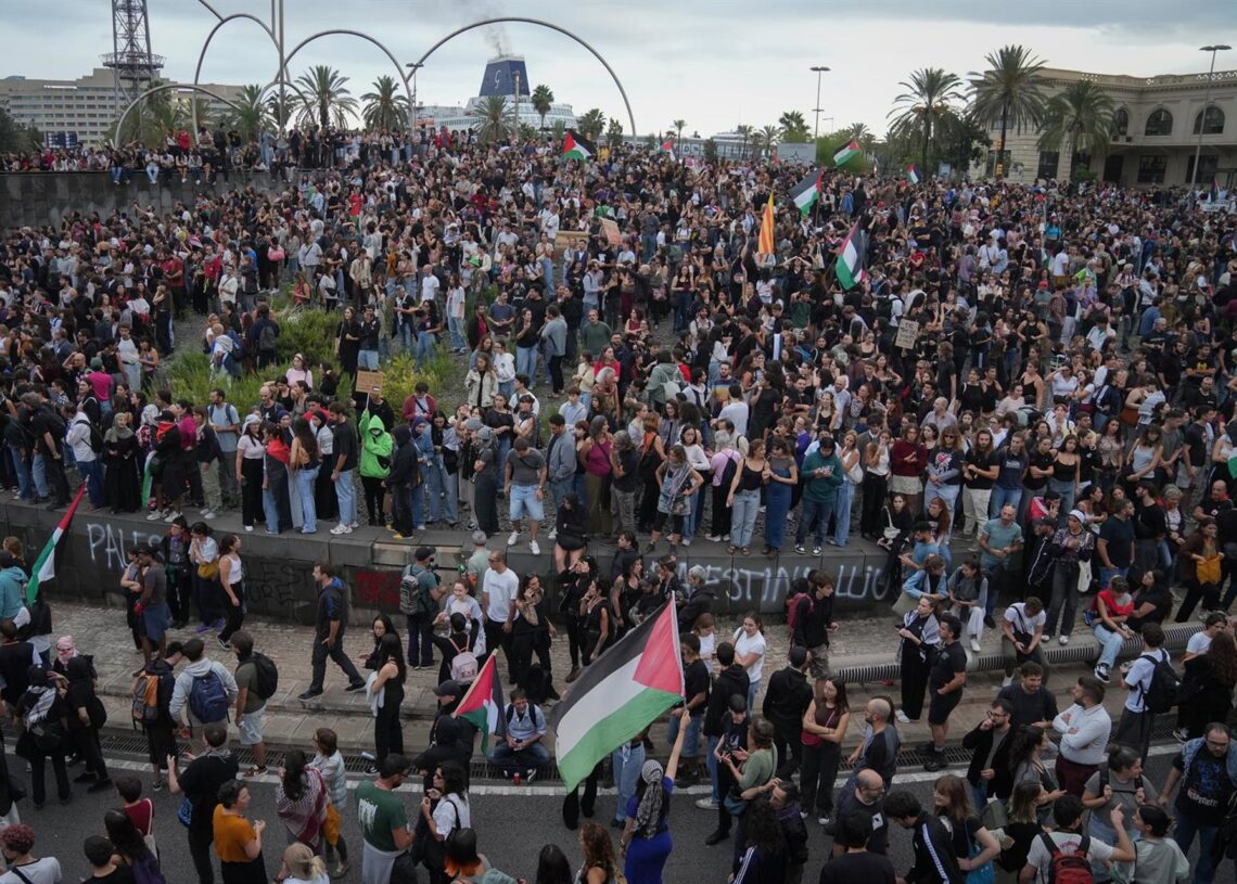 Cientos de personas durante una concentración en apoyo a la Global Sumud Flotilla, en la Plaza de la Carbonera de Barcelona.David Zorrakino - Europa Press