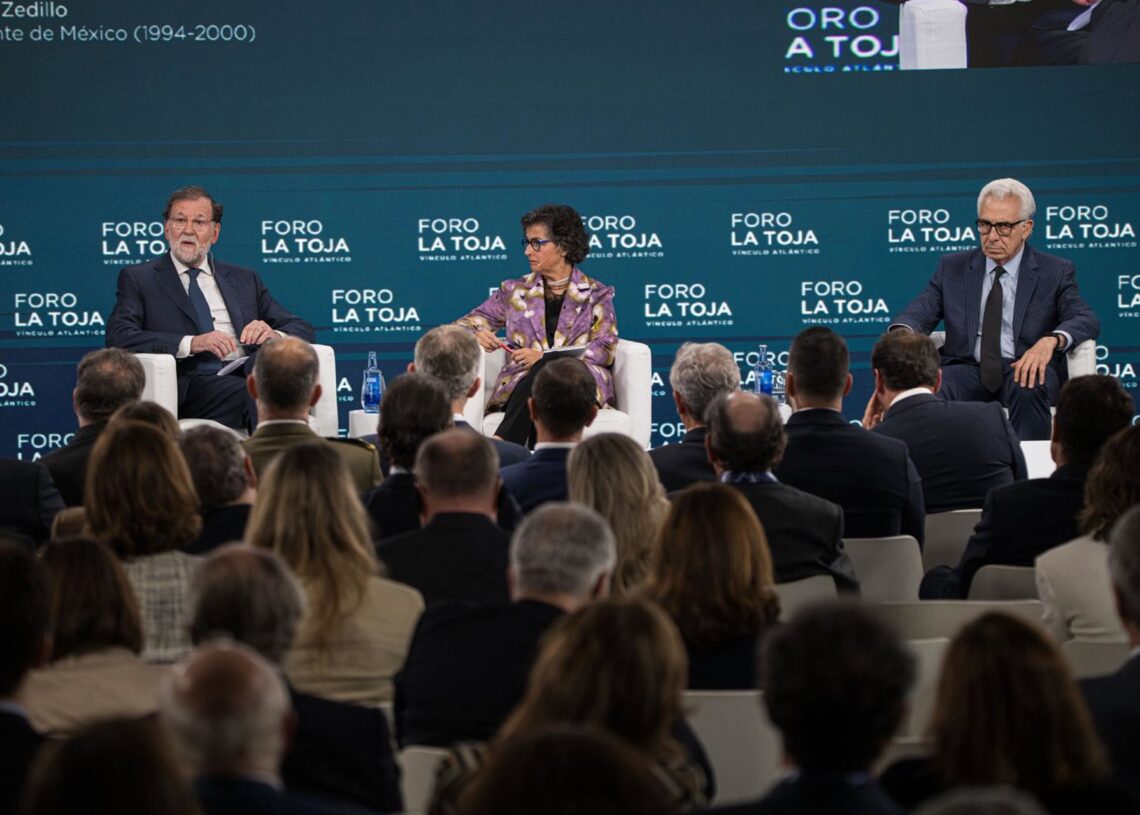 (I-D) El expresidente del Gobierno, Mariano Rajoy; la exministra de Asuntos Exteriores, Arancha González Laya y el expresidente de México, Ernesto Zedillo, en el Foro La Toja 2025.Elena Fernández - Europa Press