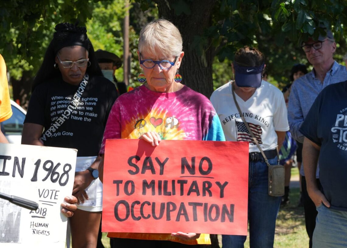Archivo - Una manifestante rechaza y tacha de "ocupación militar" el despliegue de tropas en Memphis, Tennessee, por parte del Gobierno de Donald Trump.Europa Press/Contacto/Karen Focht