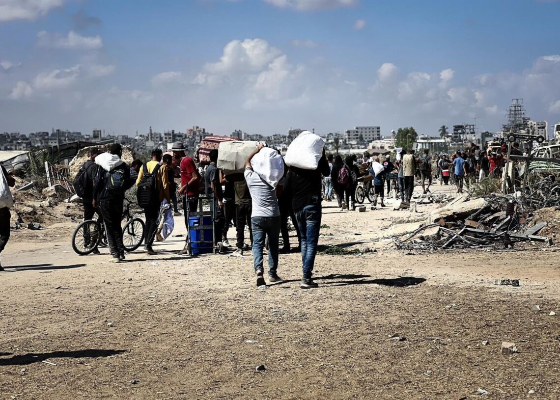Archivo - Palestinos transportan sacos de ayuda en el centro de la Franja de GazaEuropa Press/Contacto/APA Images - Archivo