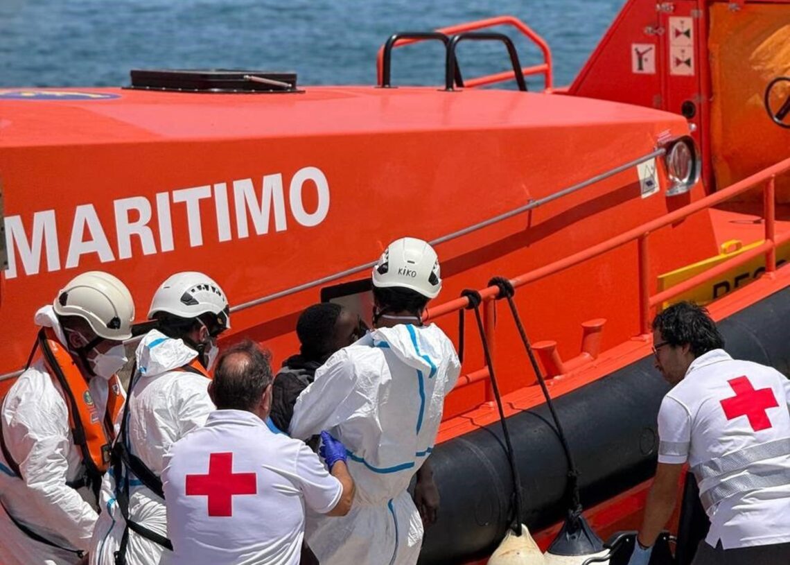 Archivo - Efectivos de Cruz Roja atienden en el Puerto de Alicante a personas localizadas en una patera.CRUZ ROJA - Archivo