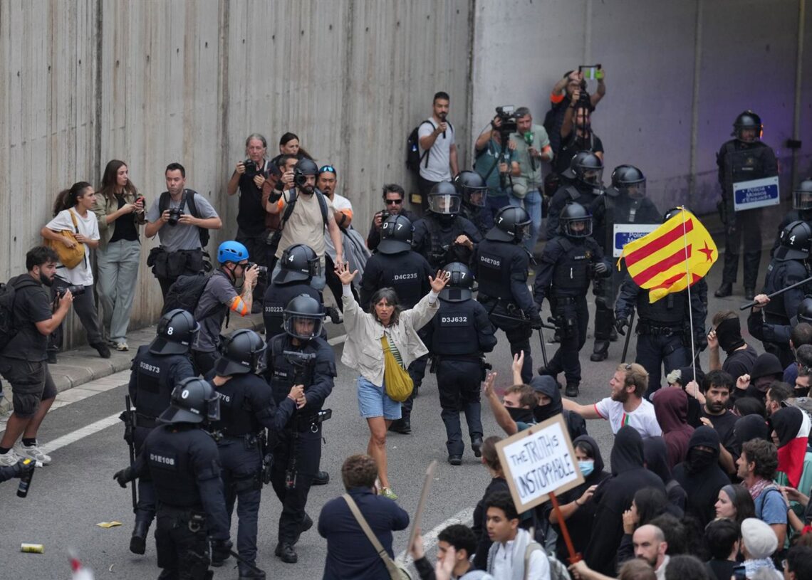 Varios agentes antidisturbios durante una concentración en apoyo a la Global Sumud Flotilla, en la Plaza de la Carbonera, a 2 de octubre de 2025, en Barcelona, Catalunya (España). La concentración se produce tras ser interceptada por Israel la Global SumuDavid Zorrakino - Europa Press