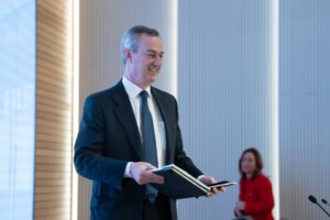 González-Bueno revela que solo un 1% de los minoristas del Sabadell han participado en la OPA de BBVA