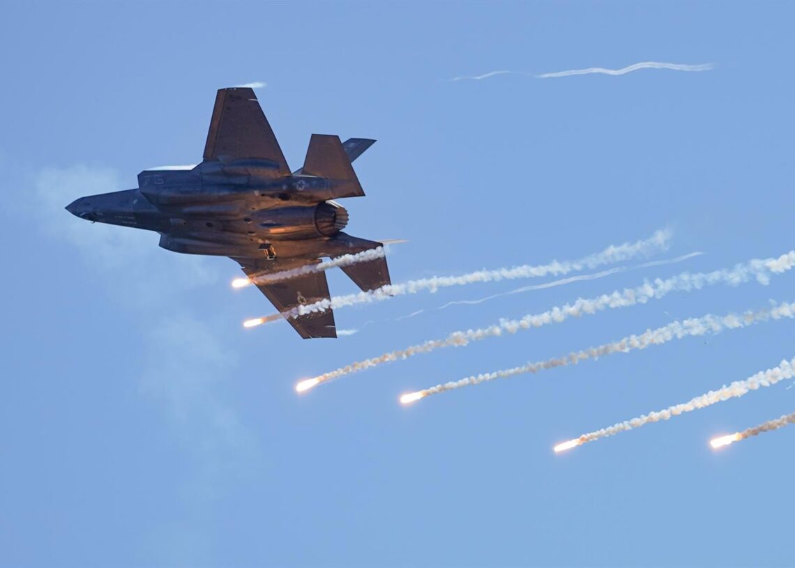 Archivo - Imagen de archivo de un avión de combate F-35 durante un desfile militar en Ontario (Canadá) Europa Press/Contacto/Leonardo Ramirez - Archivo