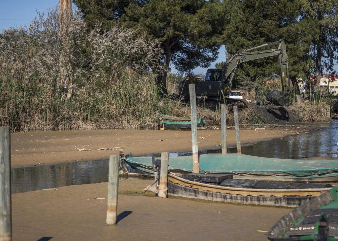 Archivo - Trabajos de dragado de la acequia del Puerto de Catarroja afectado por la dana Jorge Gil - Europa Press - Archivo