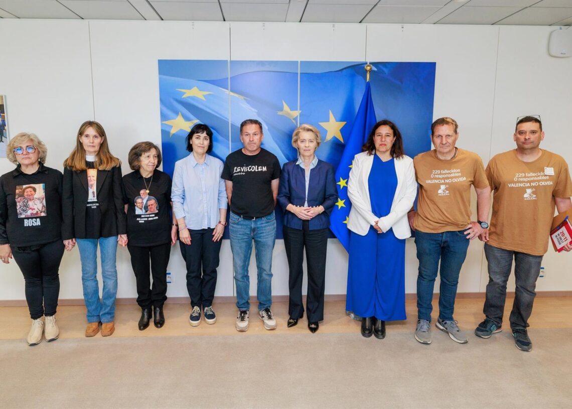 Archivo - Representantes de las tres principales asociaciones de víctimas de la DANA durante una reunión con las presidenta de la Comisión Europea, Ursula Von der Leyen (5d), a 13 de mayo de 2025, en Bruselas (Bélgica). Las asociaciones de víctimas de la Christophe Licoppe / European Union - Archivo
