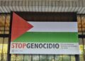 Imagen de una bandera palestina de grandes dimensiones con el lema 'Stop genocidio' desplegada en el Ministerio de Sanidad.PERFIL DE 'X' DE MÓNICA GARCÍA