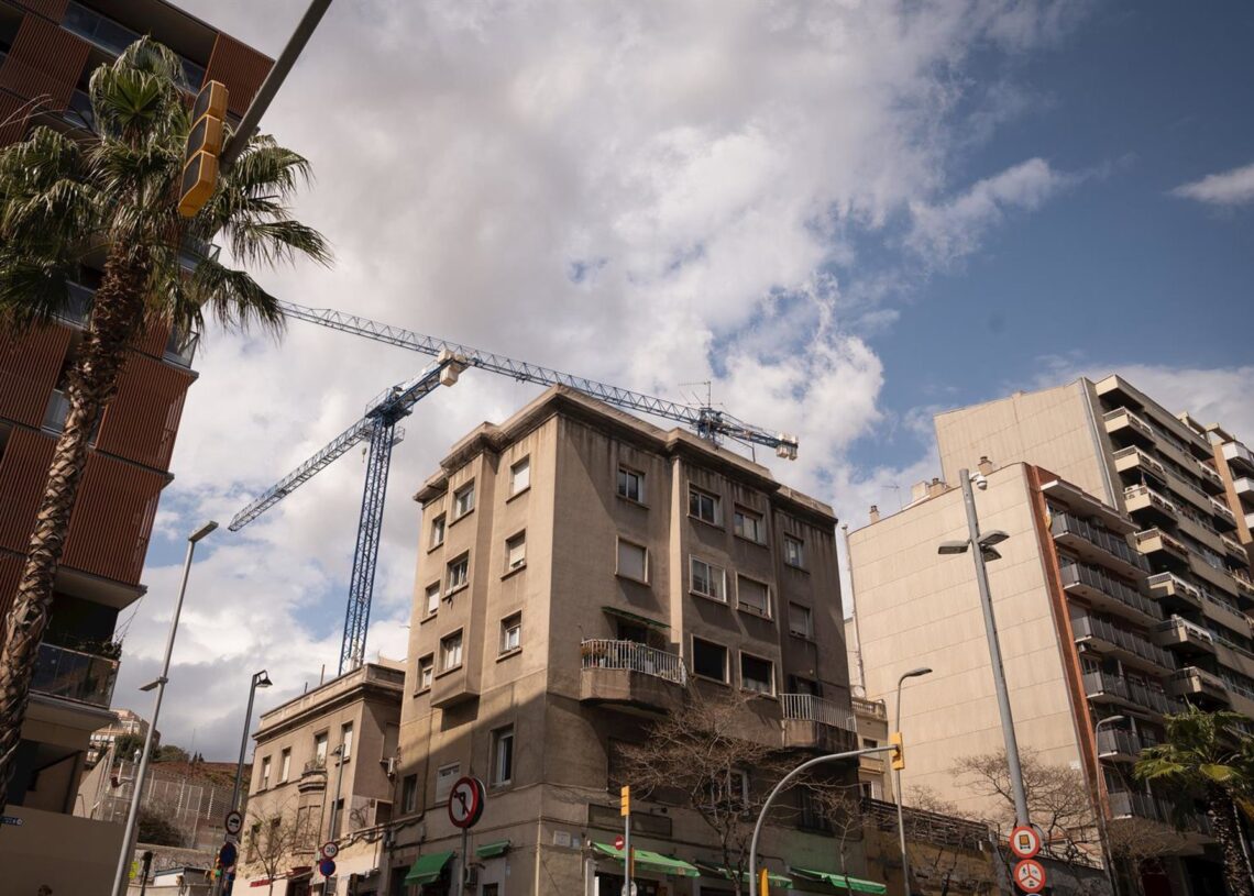 Archivo - Fachada de un edificio, a 25 de abril de 2023, en Barcelona, Cataluña (España).David Zorrakino - Europa Press - Archivo