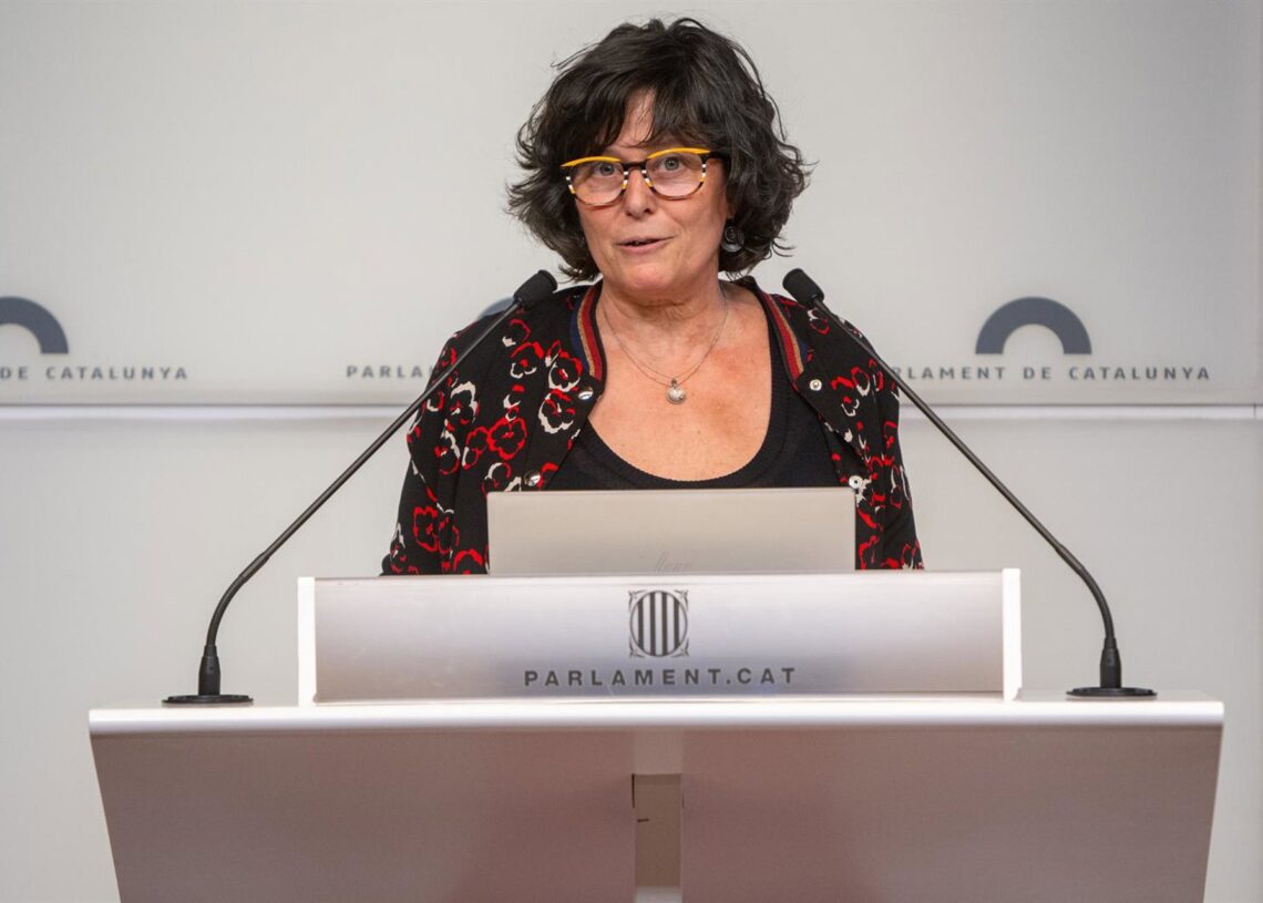Archivo - La presidenta de la CUP en el Parlament, Pilar Castillejo, ofrece una rueda de prensa tras el primer Debate de Política General (DPG) en el Parlament, a 8 de octubre de 2024, en Barcelona, Catalunya (España).Lorena Sopêna - Europa Press - Archivo